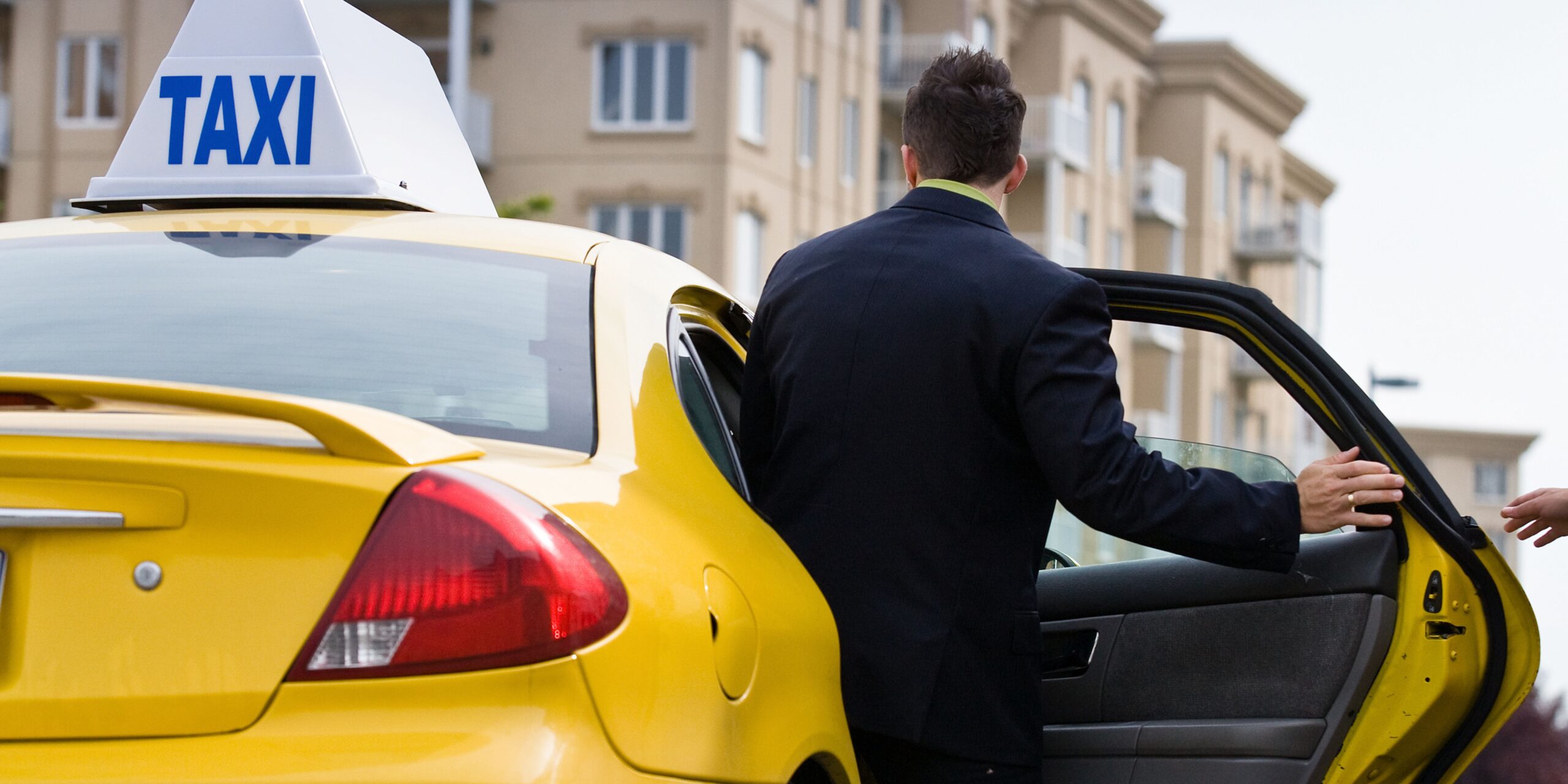 What are the Benefits of Hiring an Airport Taxi from Us?